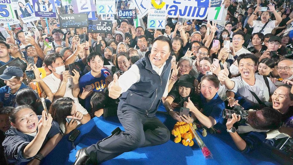 Ministerpräsident Anutin Charnvirakul kündigte die vorgezogene Neuwahl im Dezember an. (Archivbild) Foto: Sakchai Lalit/AP/dpa