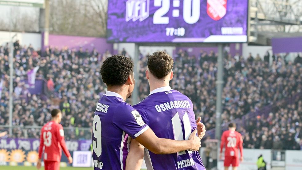 Zwei Tore, eine Freude: Kevin Wiethaup feiert mit Robin Meißner beim Sieg gegen den TSV Havelse. Foto: Helmut Kemme