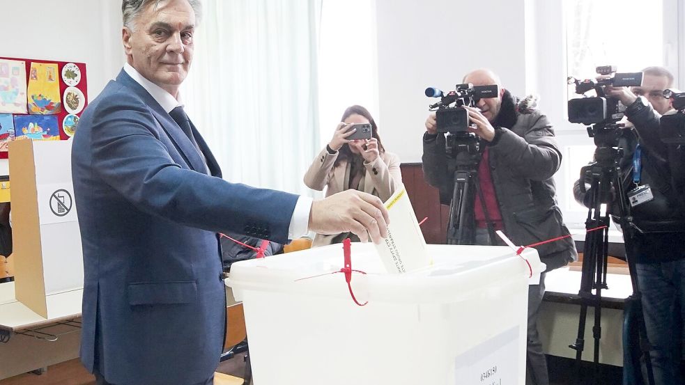 Auch nach der teilweisen Wahlwiederholung bleibt der Regierungsmann Sinisa Karan Präsident des serbischen Landesteils von Bosnien. (Archivbild) Foto: Milivoje Pavicic/AP/dpa