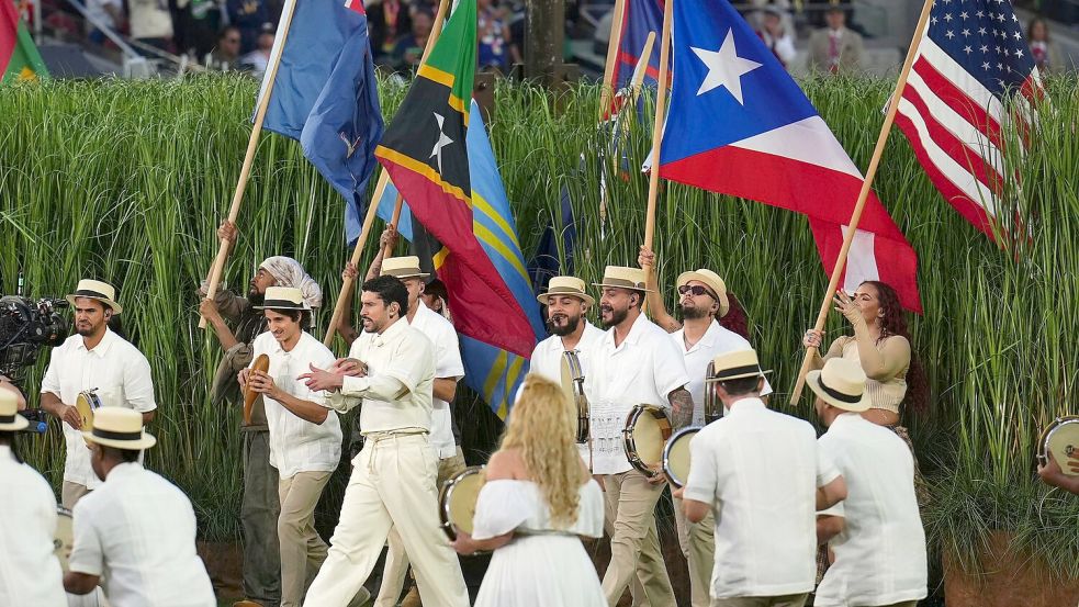 Bad Bunny präsentierte viele weitere Flaggen neben der Fahne der USA. Foto: Godofredo A. Vásquez/AP/dpa