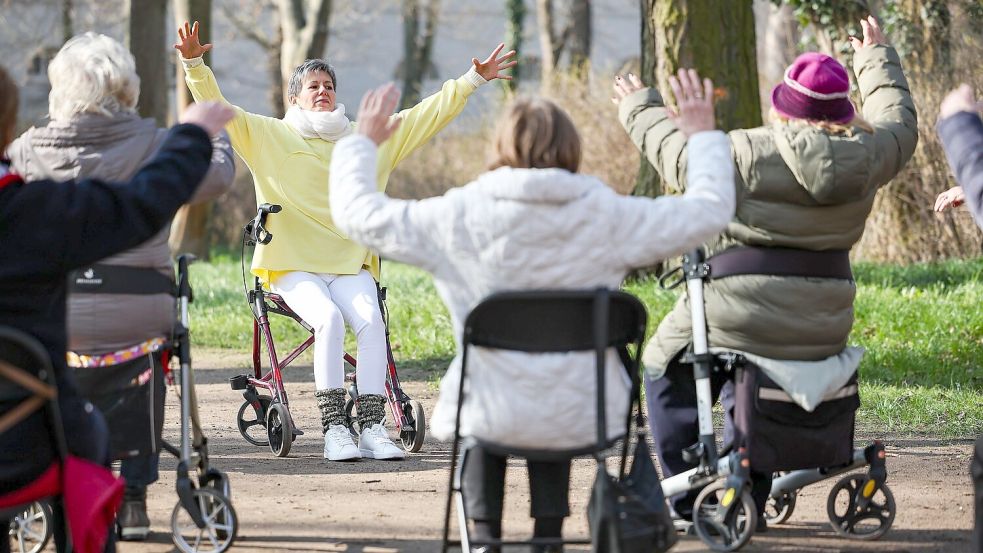 Seniorinnen - hier eine Yoga-Szene im Schlosspark Köthen - vor allem in Ostdeutschland profitieren vielfach von der Grundrente. (Archivfoto) Foto: Jan Woitas