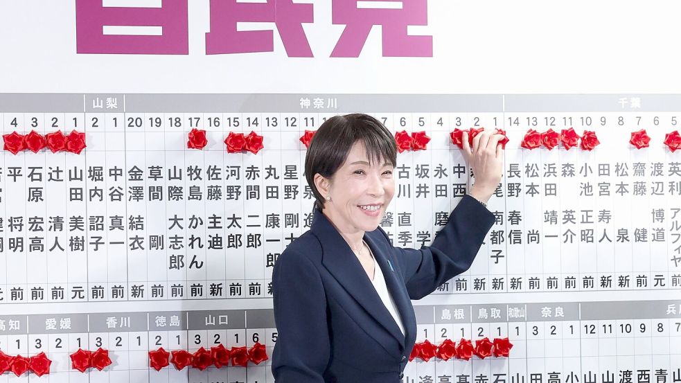 Der überragende Sieg ihrer Partei verschafft Regierungschefin Takaichi enorme Macht. Foto: Kim Kyung-Hoon/Reuter Pool/AP/dp