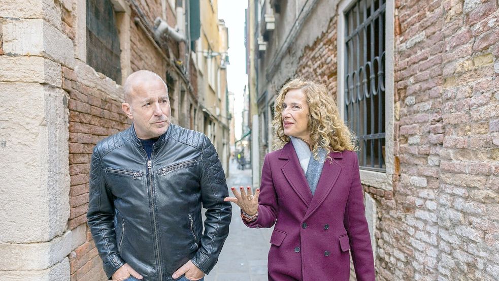 Als der Fall Fahrt aufnimmt, verschlägt es Kommissar Ingo Thiel alias Heino Ferch (l) ins kalte Venedig. Foto: Luca Baggio