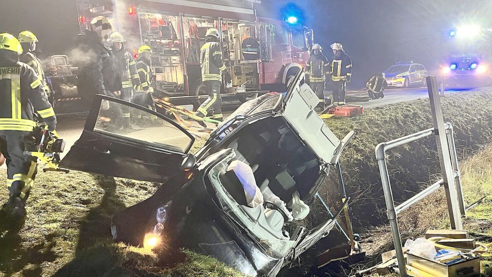 Die Feuerwehr musste den eingeklemmten Autofahrer mit Spezialgerät befreien. Foto: Feuerwehr Großheide