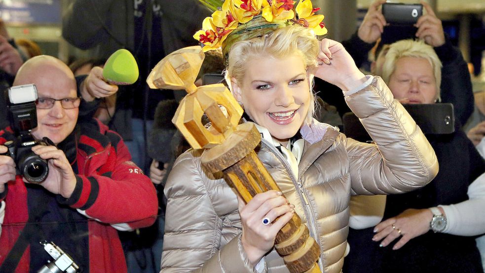 Sie gewann die achte Staffel: Melanie Müller trägt stolz ihr Dschungelcamp-Zepter bei der Rückreise aus Australien. Foto: dpa/Jan Woitas