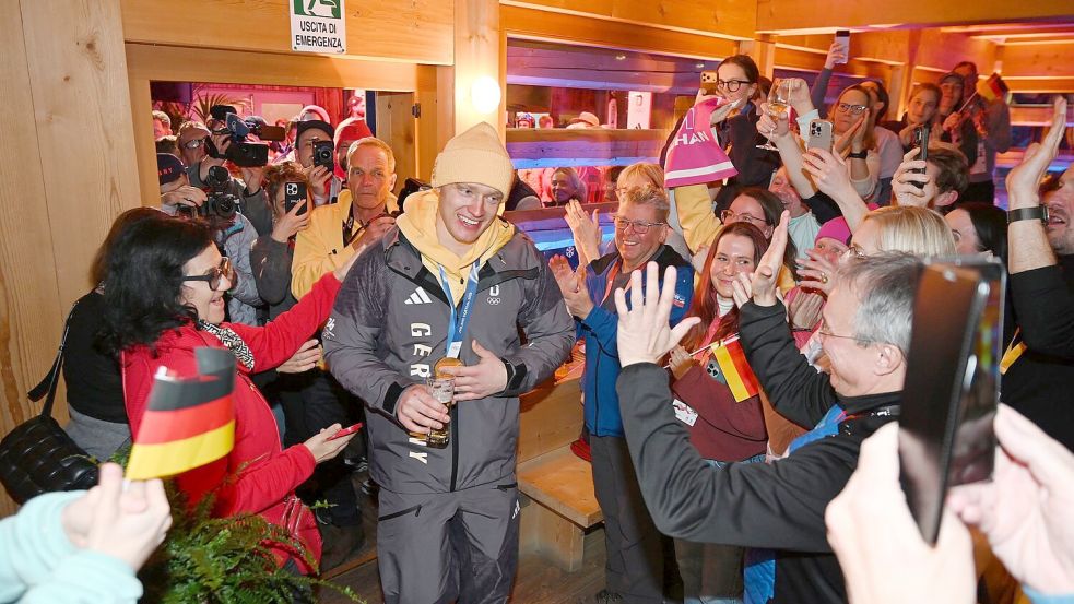 Feierlicher Empfang: Langenhan läuft mit seiner Goldmedaille ins Deutsche Haus ein. Foto: picture alliance / picture alliance / Team D