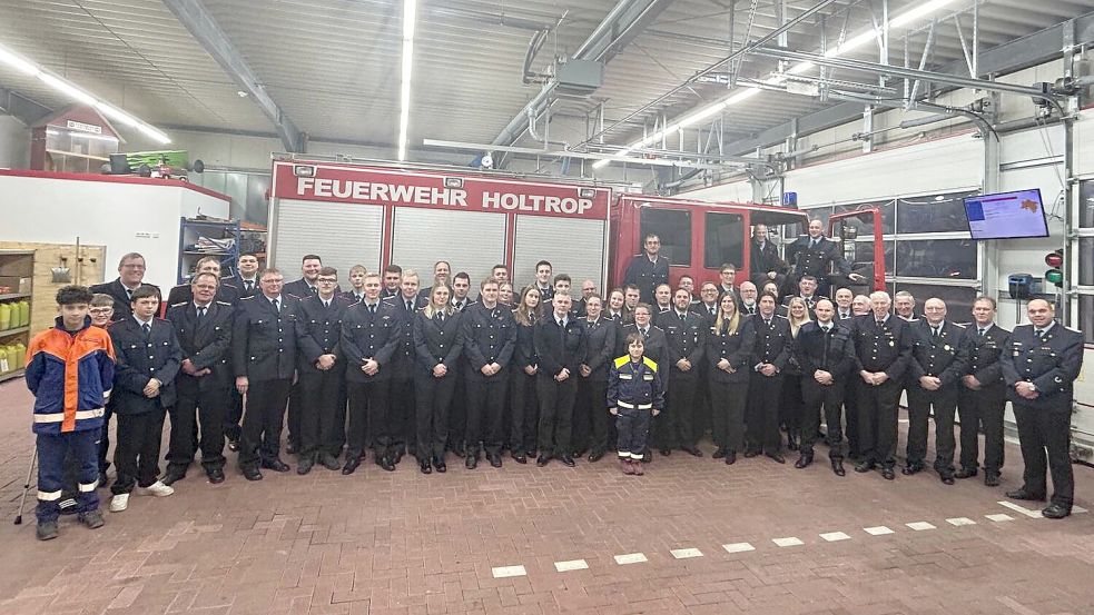 Die Holtroper Feuerwehrleute und ihre Gäste stellten sich auf der Jahreshauptversammlung zum Foto auf. Foto: privat