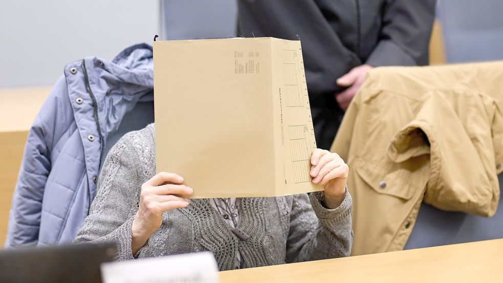 Die 80 Jahre alte Großmutter ist wegen Beihilfe angeklagt, ebenso der Großvater (83) des Kindes. (Archivbild) Foto: Bernd Thissen