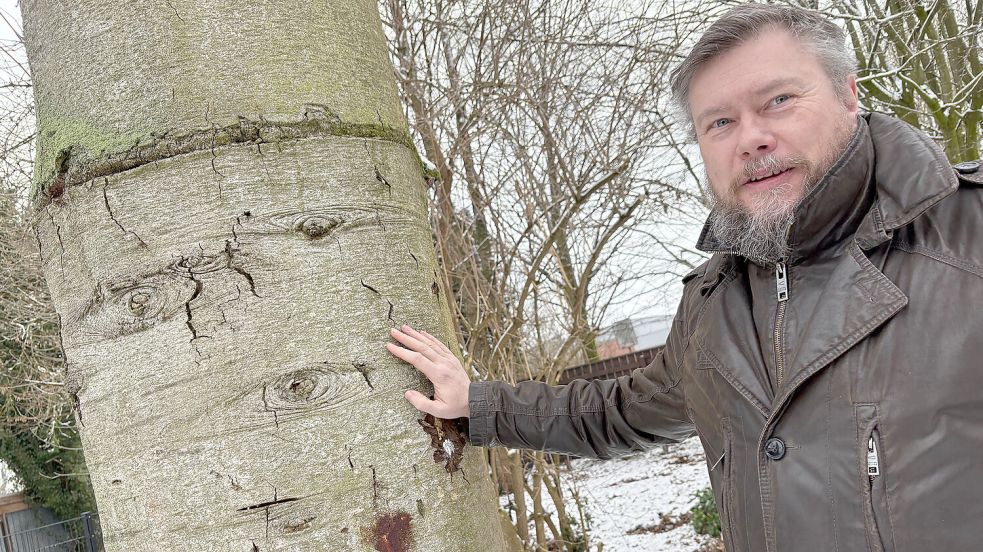 Alexander Hülper ist Baumkontrolleur der Gemeinde Rhauderfehn. Foto: Marion Janßen