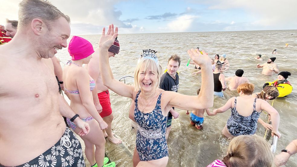 Das traditionelle Anbaden am Neujahrstag musste in diesem Jahr wetterbedingt verschoben werden. Nun dürfen die Karnevalsflüchtlinge in die Nordsee springen. Foto: Klaus Ortgies
