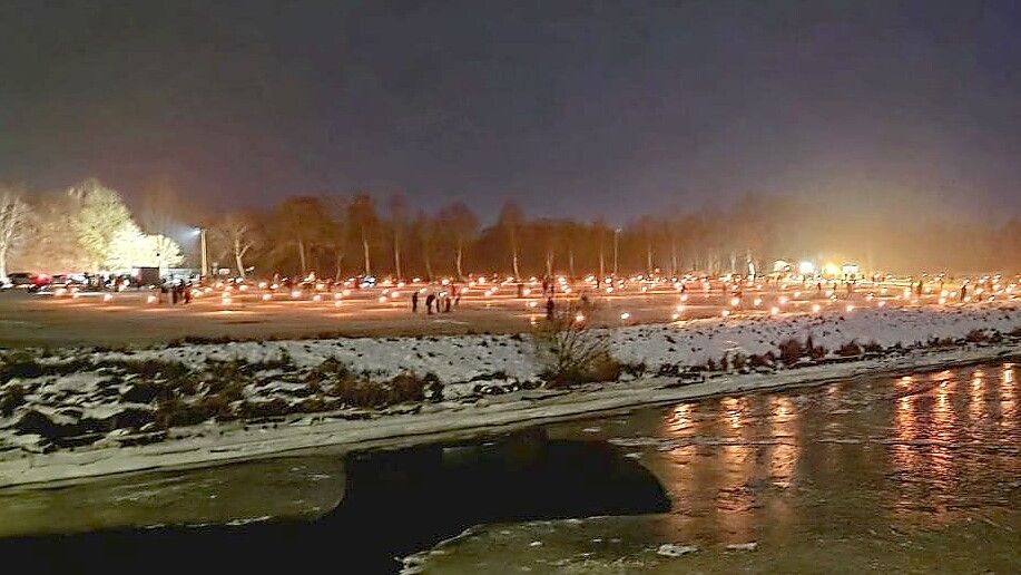 Bei der Eisbahn in Flammen sorgten 500 Fackeln für ein tolles Flair. Foto: Privat