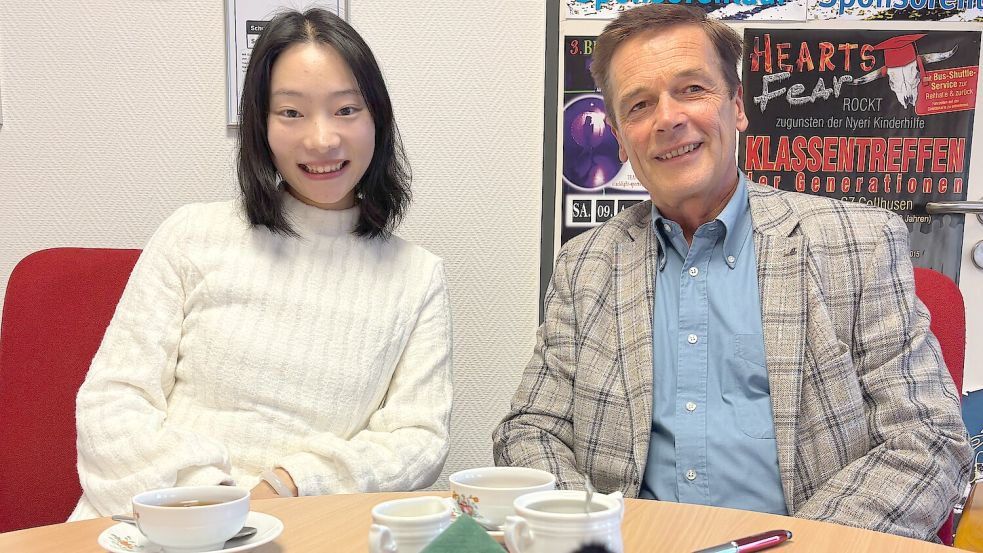 Die chinesische Lehrerin Shi Mengfei im Gespräch mit Schulleiter Rainer Bruns. Die Deutschlehrerin war drei Wochen lang am Schulzentrum Collhusen tätig. Foto: Carsten Ammermann
