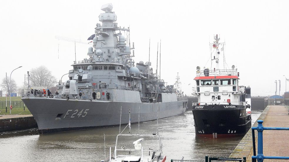 Die türkische Fregatte gehört zum gleichen Verband wie das amphibische Landungsschiff, das am Wochenende in Emden anlegte. Foto: F. Doden