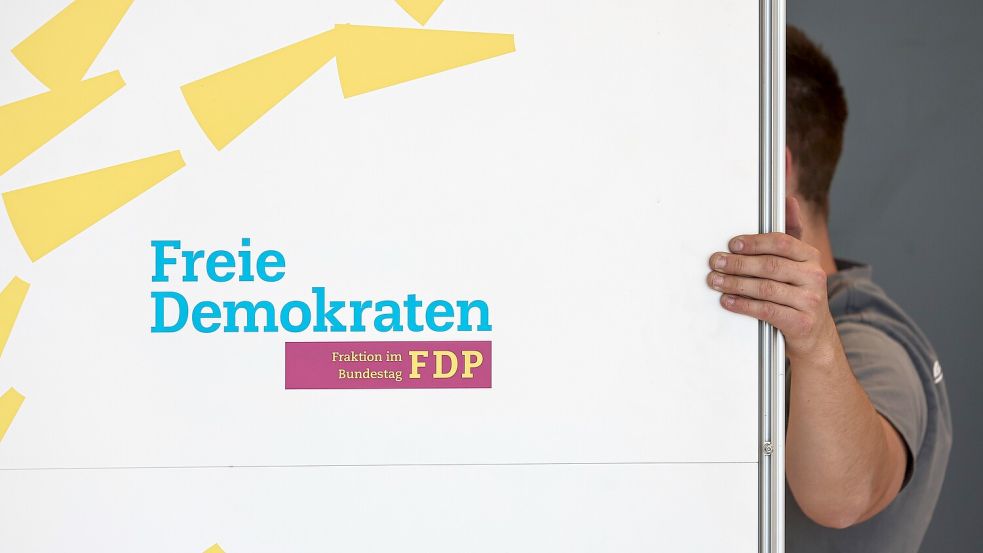 Handwerker demontieren einen Aufsteller: Die FDP verpasste bei der Bundestagswahl 2025 den Einzug in den Bundestag. Foto: Hannes P. Albert/dpa