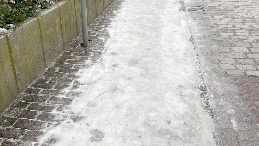 Vereiste Gehwege, auf denen kaum jemand laufen kann. Fotos: Lara Jelden