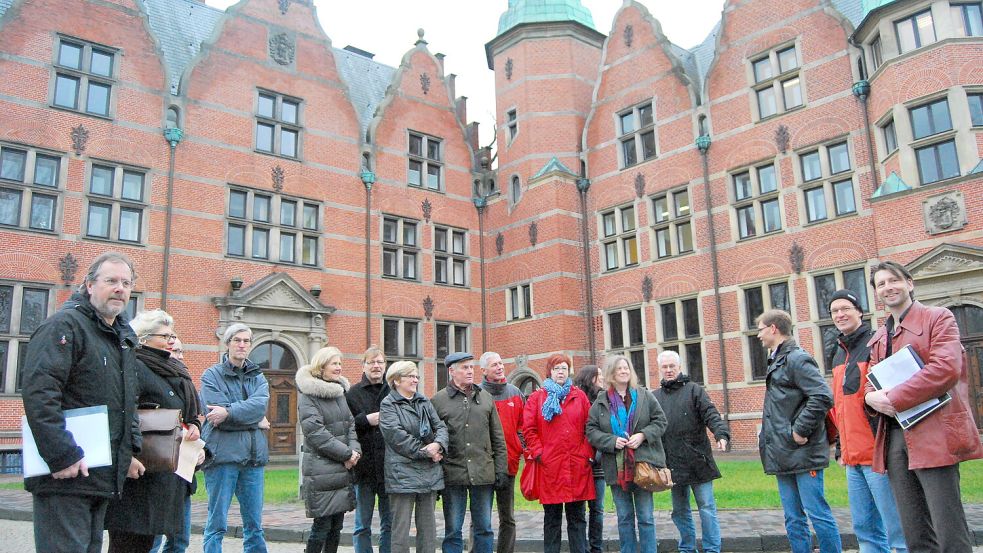 Eine der frühesten Amtshandlungen des Ortsrats Kernstadt war 2011 ein Ortstermin mit Architekt Jörg Michel (von rechts) und Thomas Wulle von der Stadt zu den Umgestaltungsplänen für den Auricher Hafenplatz. Foto: Hans-Hermann Frobenius