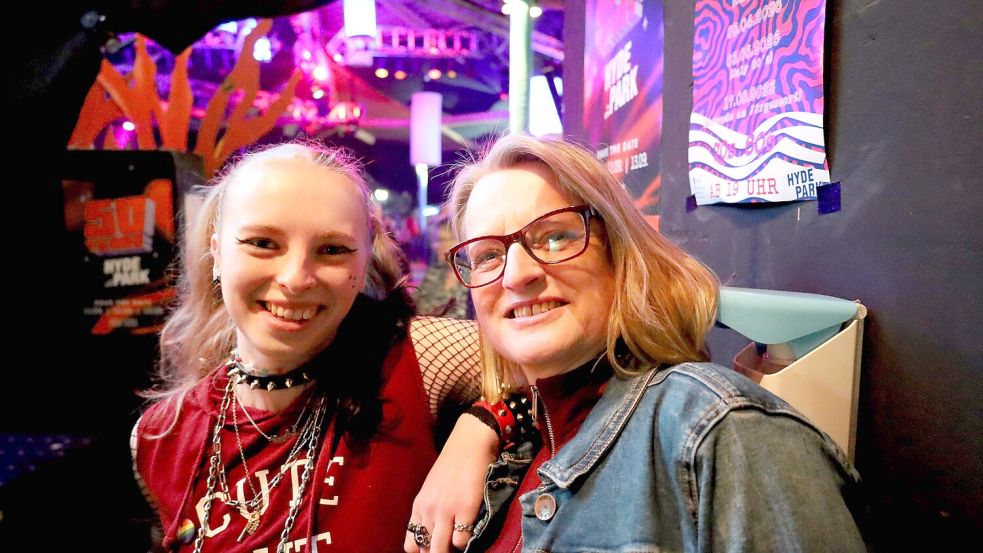 Auf Billy Idol können sich Mutter und Tochter einigen: Sina (links) und Sandra Sandkühler gehen gern gemeinsam sonntags Tanzen im Hyde Park in Osnabrück. Foto: Thomas Wuebker