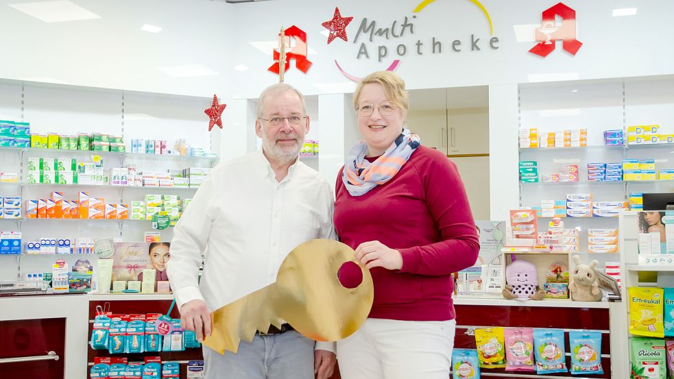 Johanne Klock hat die Multi Apotheke in Leer von Holger Eilers übernommen. Besonders umfangreich ist dort übrigens die Auswahl an Kosmetika und Pflegepräparaten. Foto: Brüling/Konterfei Fotografie