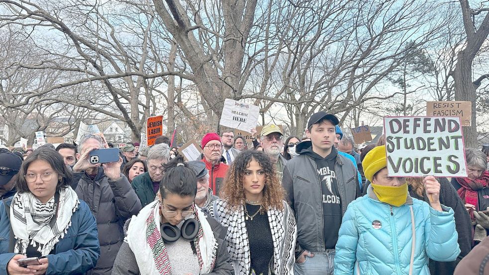 Videoaufnahmen der Festnahme von Rümeysa Öztürk lösten landesweit Empörung aus. (Archivbild) Foto: Michael Casey/AP/dpa