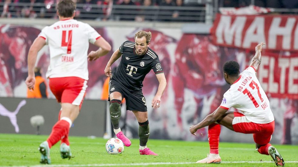 Kann Leipzigs Defensive um Willi Orban (l) und Ridle Baku (r) diesmal Bayerns Torexpress um Harry Kane (M) stoppen? (Archivbild) Foto: Jan Woitas