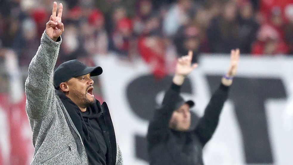 Schon zum dritten Mal in dieser Saison treffen die Trainer Vincent Kompany (l) und Ole Werner am Spielfeldrand aufeinander. (Archivbild) Foto: Jan Woitas