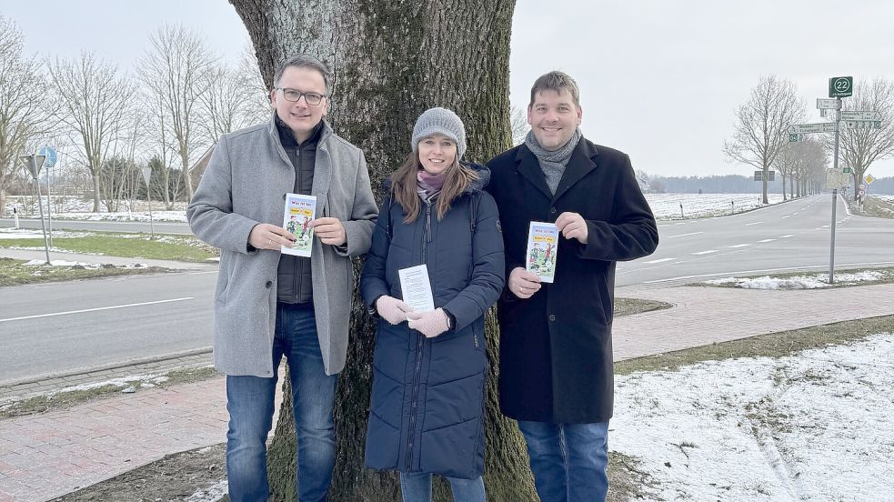 Bundes Bürgermeister Uwe Sap (von links), Janna Otto und Martin Roelfsema präsentieren den Dorf-Flyer. Foto: privat