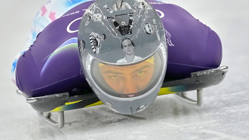 Darf seinen besonderen Helm bei Olympia nicht mehr tragen: Der Ukrainer Wladyslaw Heraskewytsch. Foto: Alessandra Tarantino/AP/dpa