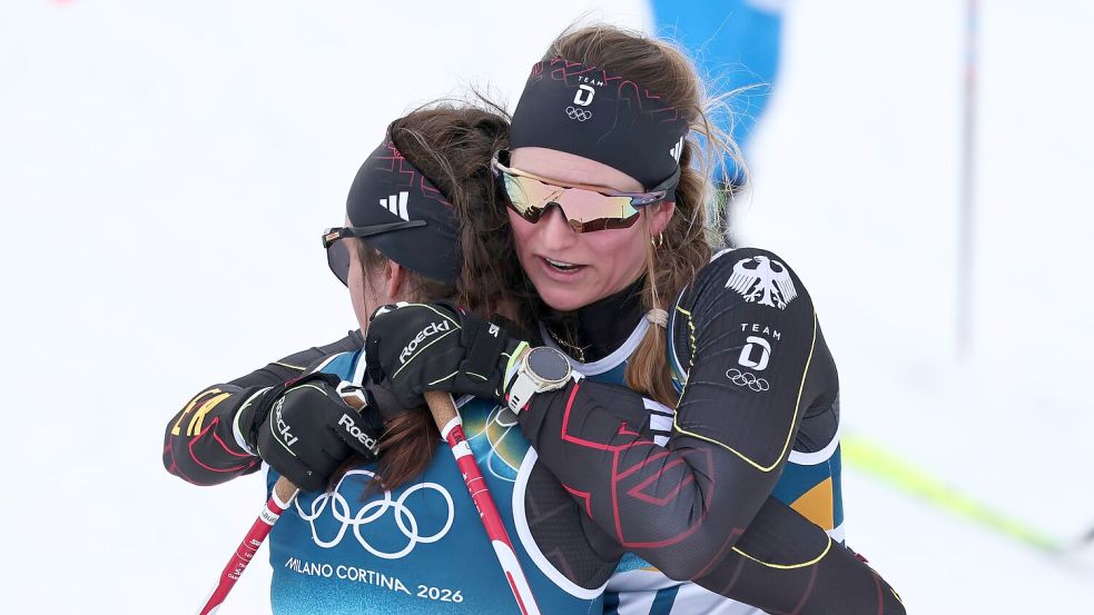 Laura Gimmler (r) und Coletta Rydzek spenden sich gegenseitig Trost. Foto: Daniel Karmann