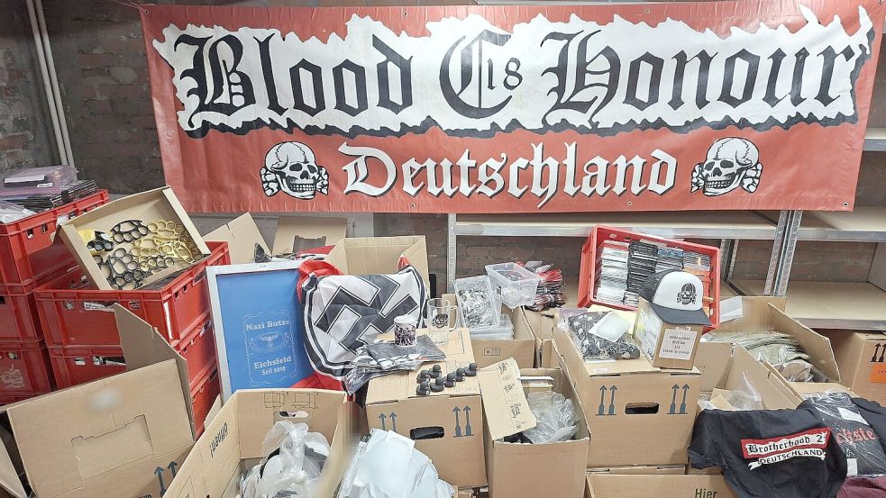 Bei Durchsuchungen sind illegale Materialien mit rechtsradikalen Motiven entdeckt worden. Ein mutmaßlicher Shop für rechtsradikale Artikel ist von der Polizei und Staatsanwaltschaft aufgedeckt worden. Foto: Polizei Göttingen/dpa