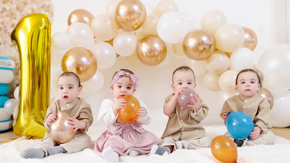 Herzlichen Glückwunsch: Die Emder Vierlinge feiern am 11. Februar 2026 ihren ersten Geburtstag. Foto: Jens Doden