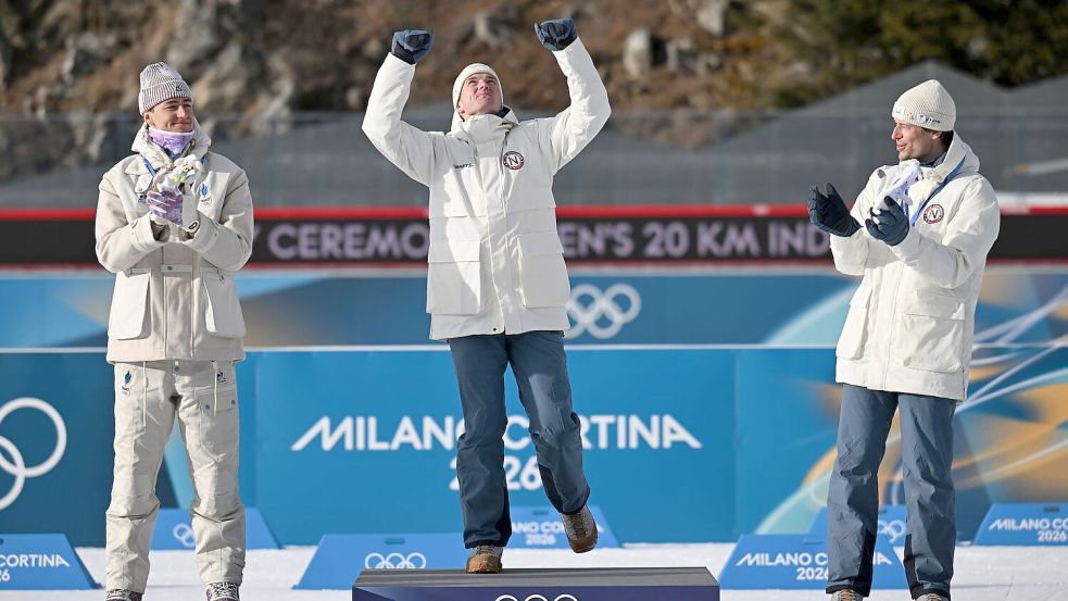 Johan-Olav Botn (m) denkt bei seinem größten Erfolg an seinen gestorbenen Teamkollegn Sivert Bakken. Foto: Hendrik Schmidt