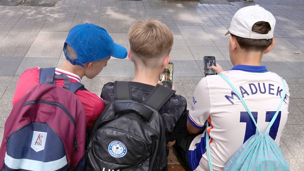 Sollten Kinder Social Media nicht mehr nutzen dürfen? Die Politik diskutiert. (Symbolbild) Foto: Rick Rycroft/AP/dpa