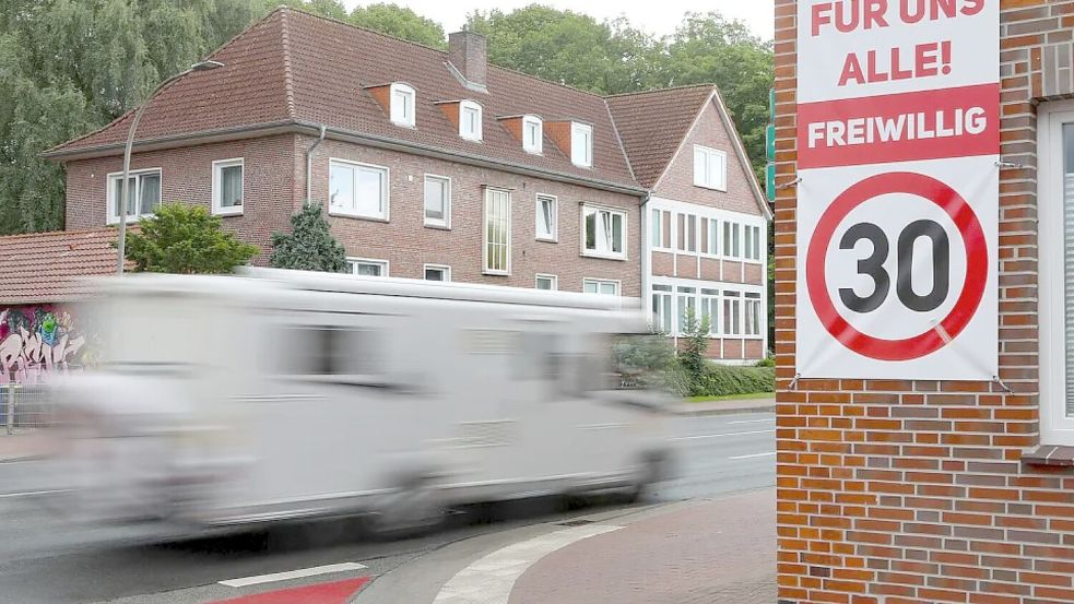 Seit dem tödlichen Unfall an der Von-Jhering-Straße, bei dem im Mai 2025 ein 16-jähriger Schüler getötet wurde, wird in Aurich über die Einrichtung von Tempo 30 vor Schulen diskutiert. Foto: Archiv/Romuald Banik