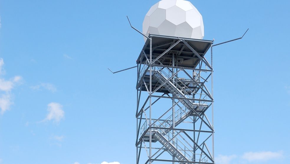 Der provisorische Wetterradarturm auf Borkum hat eine begrenzte, genehmigte Standzeit bis März 2031. Foto: Florian Ferber/Archiv