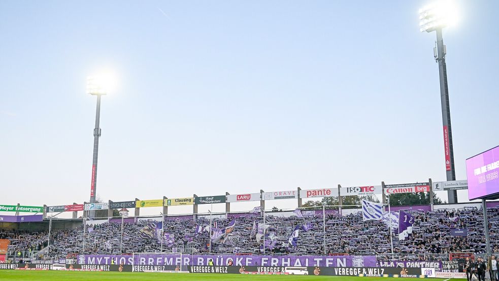 Die Fans in der Ostkurve hielten beim 2:0-Sieg gegen Jahn Regensburg das Banner "Mythos Bremer Brücke erhalten“ hoch. Am 28. Spieltag geht es für die Lila-Weißen nun Richtung Bayern. Foto: Michael Titgemeyer