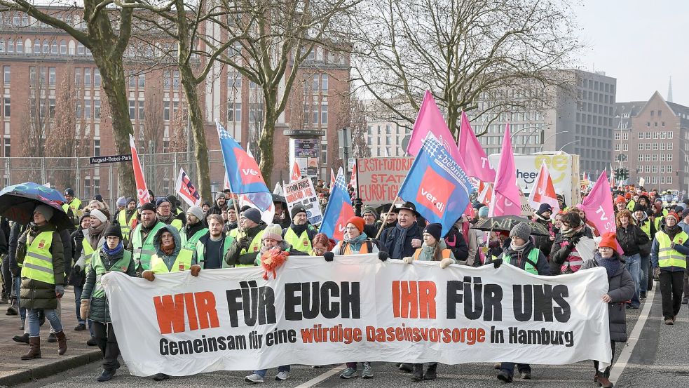 Nach tagelangen Protesten wie hier in Hamburg gehen die Tarifverhandlungen in die wohl letzte Runde. (Archivfoto) Foto: Christian Charisius