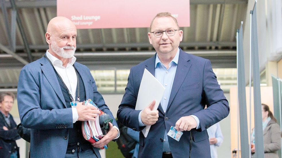 Verdi-Chef Frank Werneke (r) und dbb-Chef Volker Geyer verhandeln für die Gewerkschaften. (Archivfoto) Foto: Carsten Koall/dpa