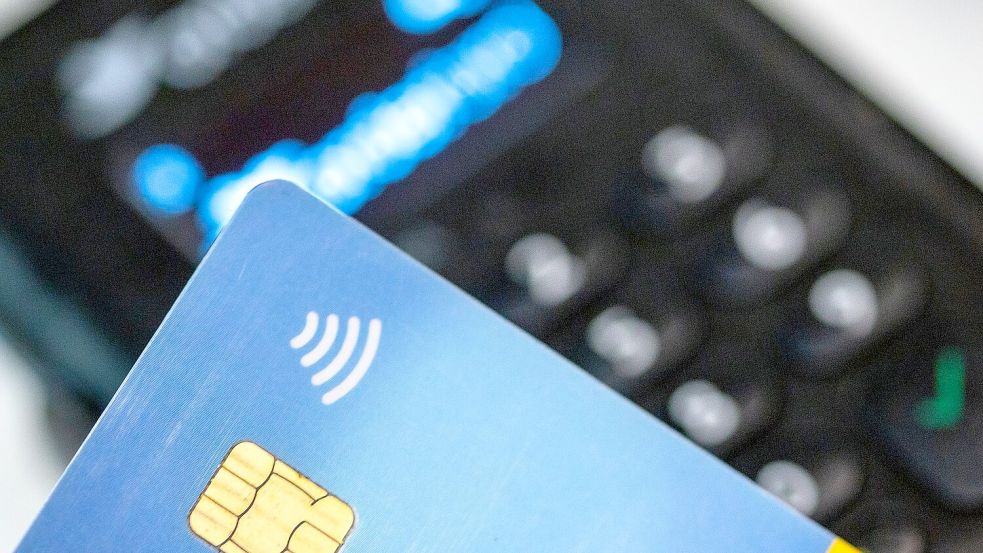 Im vergangenen Jahr haben Verbraucher in Deutschland so häufig bargeldlos mit der Girocard bezahlt wie nie. (Symbolbild) Foto: Fernando Gutierrez-Juarez/dpa