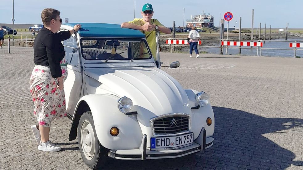 Der Emder Ralf Brahms konnte sich als Student keine Ente leisten. Vor vier Jahren wurde er Rentner – und erfüllte sich mit dem Kauf eines topgepflegten Citroën 2 CV 6 Club (Baujahr 1986) seinen Jugendtraum. Foto: privat