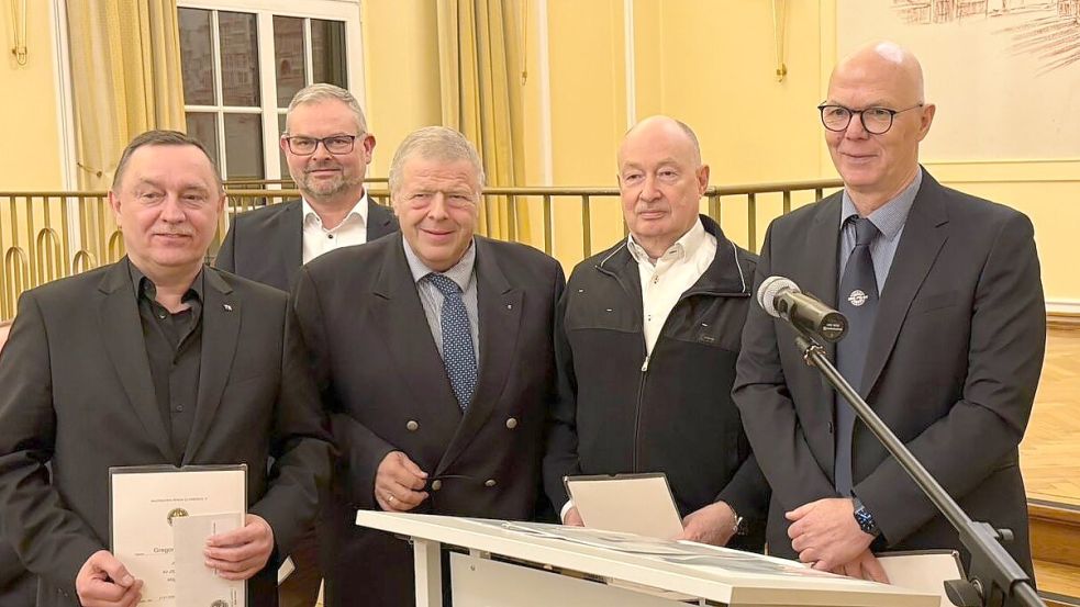 Vorsitzender Frank Wessels (Mitte) zeichnete Gregor Strelow (von links), Jochen Hilfers, Norbert Radke und Carsten Wiarda für ihre Treue zum Nautischen Verein aus. Foto: privat