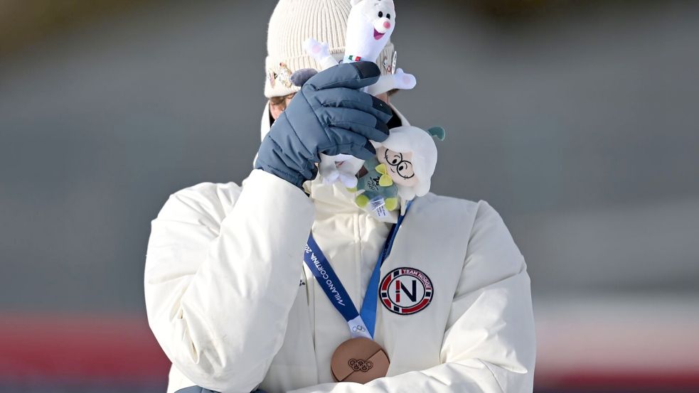 Sturla Holm Laegreid war auch bei der Siegerehrung kurzzeitig in Tränen aufgelöst. Foto: Hendrik Schmidt