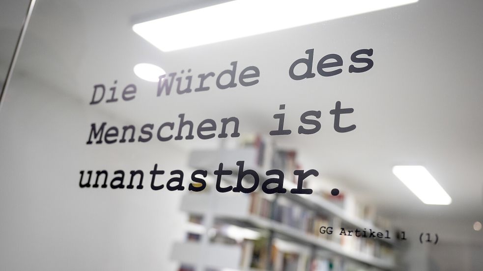 Steht bei Ostfrieslands Landtagsabgeordneten als Demoschild hoch im Kurs: „Die Würde des Menschen ist unantastbar.“ DPA-Symbolbild: Philip Dulian