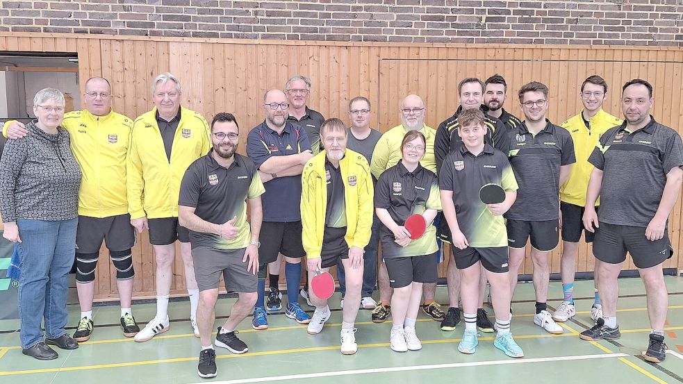 Man sieht es den Teilnehmerinnen und Teilnehmern an: Bei den SuS-Vereinsmeisterschaften im Tischtennis stand der Spaß am Spiel im Vordergrund. Monika Meinke (links) sorgte für die Verpflegung der Kontrahenten. Foto: privat