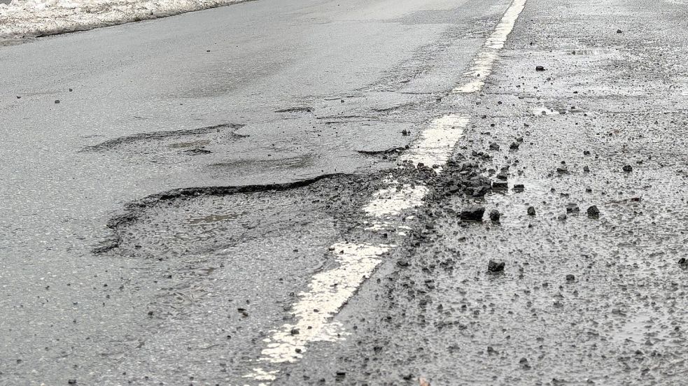 Dieses Schlagloch ist auf der Oldersumer Straße, einer Landesstraße, entstanden. Auf den Kreisstraßen gibt es derzeit laut Landkreis keine größeren Winterschäden. Foto: Mieke Matthes