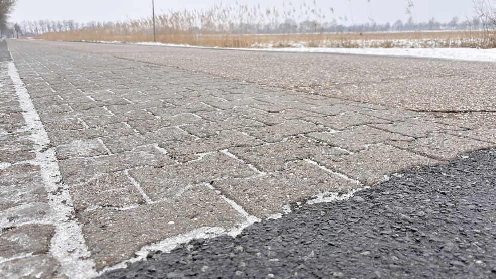 Eine der genannten Straßen aus der neuen Prioritätenliste ist der Totenweg zwischen Bangstede und Ihlowerfehn. Hier gibt es neben Platten und Asphalt auch Pflasterung im Seitenraum, die in Teilen erneuert werden soll. Foto: Christin Wetzel