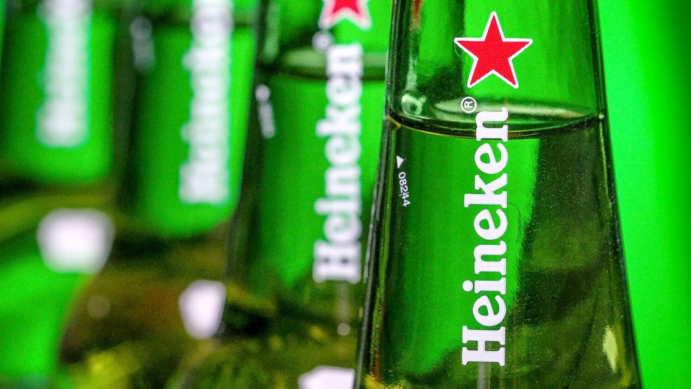 Heineken will nach eigenen Angaben jährlich 400 bis 500 Millionen Euro sparen. Foto: J. David Ake/AP