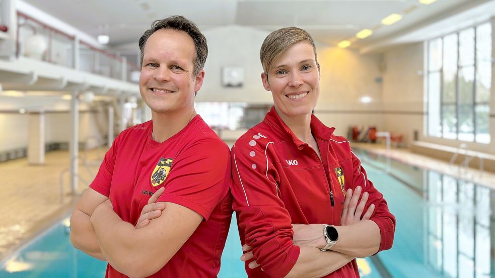 Nils Janssen (von links) und Badleiterin Britta Lampen vor dem 62 Jahre alten 25-Meter-Becken im Wiesmoorer Hallenbad. Es muss dringend saniert werden – doch das Geld dafür fehlt. Nicole Böning