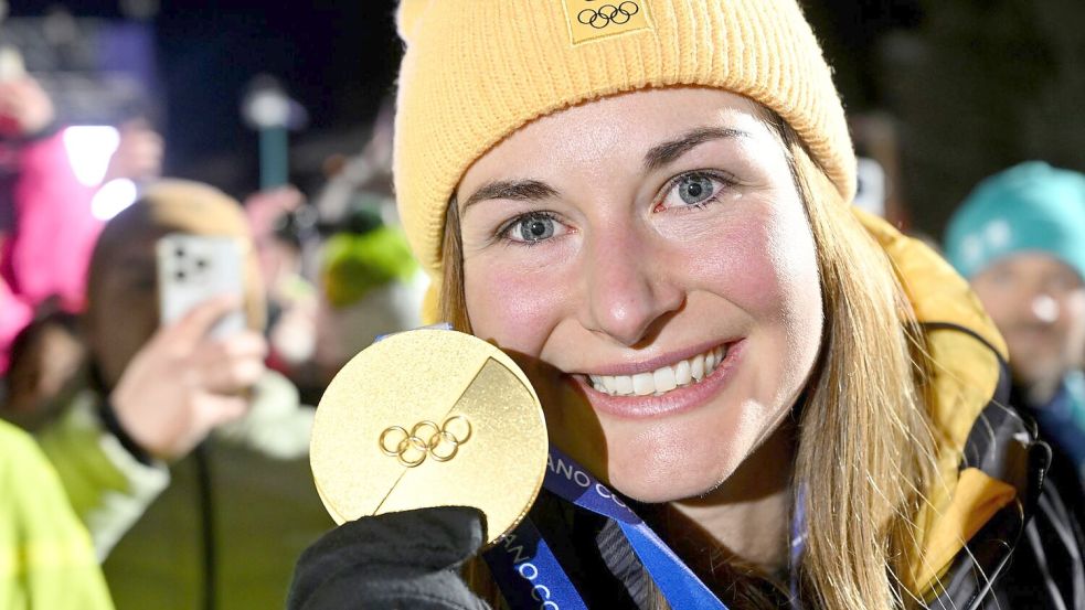 Nach dem Sturz-Drama in Peking kann Julia Taubitz mit Olympia-Gold wieder lachen. Foto: Robert Michael