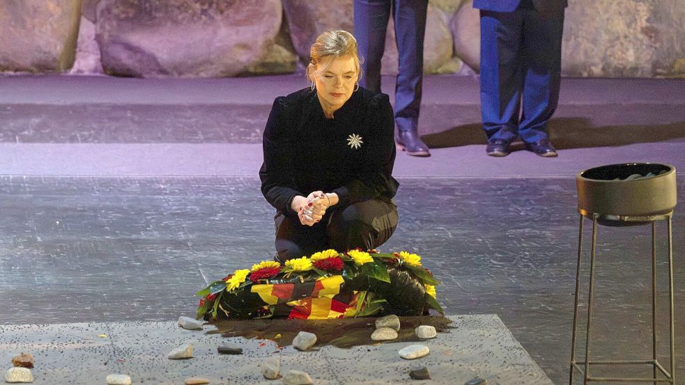 Bundestagspräsidentin Julia Klöckner gedenkt in Yad Vashem der Millionen Opfer des Holocaust. Foto: Oren Ziv