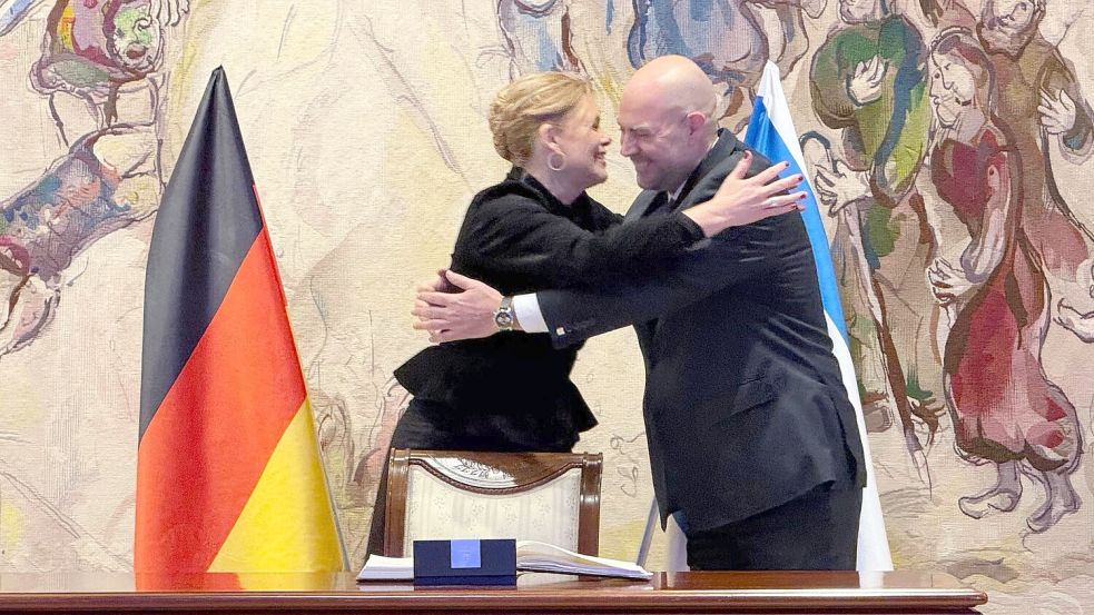 Spontane Umarmung: die Parlamentspräsidenten Deutschlands und Israels, Julia Klöckner (CDU) und Amir Ohana Foto: Ulrich Steinkohl